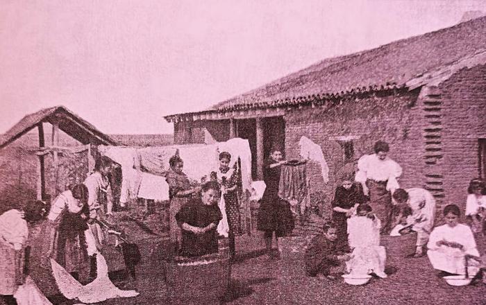 Escuela infantil Nº 43. En una clase de la materia economía mixta, taller de lavado. Año 1916.