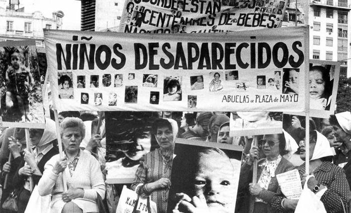 Madres y abuelas de plaza de mayo buscan a sus nietos apropiados por la dictadura cívico militar
